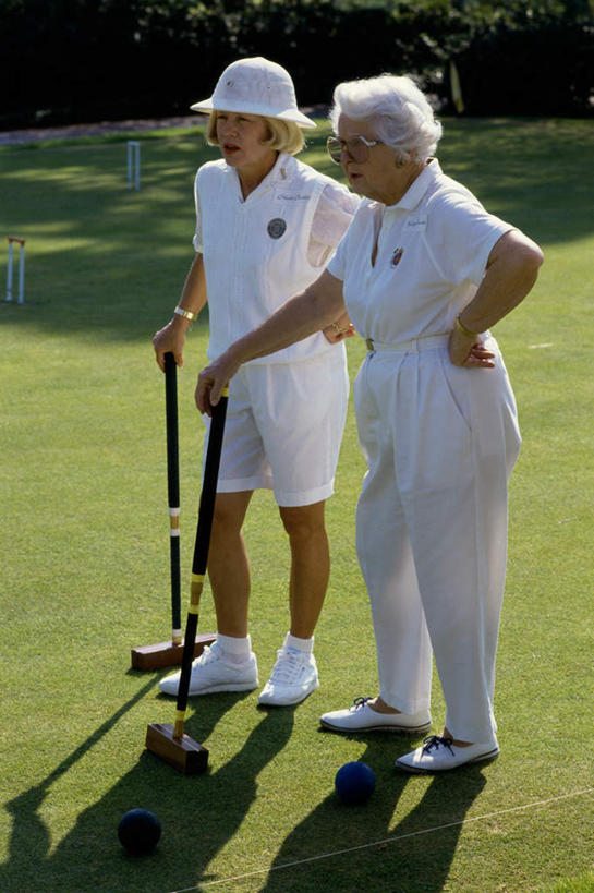 西方人,两个人,伙伴,朋友,站,竖图,室外,白天,正面,运动服,锻炼,旅游,度假,友谊,运动,草地,草坪,植物,帽子,欧洲,欧洲人,握,阴影,服装,光线,墨镜,眼镜,影子,拿,拿着,注视,娱乐,运动器械,手叉腰,草,树,树木,衣服,绿色,阳光,自然,太阳镜,太阳眼镜,遮阳帽,叉腰,观察,看,站着,享受,休闲,健身器械,遮阳镜,放松,握着,服饰,生长,成长,观看,察看,衣着,穿着,关注,室外运动,健身器材,户外运动,槌球,门球,衣饰,友情,老年女性,女人,女性,白种人,站立,彩图,全身,健身,运动器材,运动装