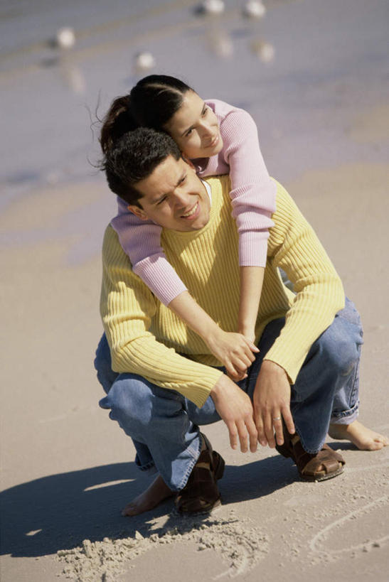 西方人,背,两个人,蹲,笑,微笑,露齿笑,竖图,室外,白天,正面,毛衣,爱情,海浪,海洋,沙滩,欧洲,欧洲人,阴影,裤子,光线,沙子,影子,海岸,浪花,沙地,浪漫,注视,牛仔裤,装饰品,粉色,黄色,阳光,海水,戒指,饰品,首饰,背着,观察,看,温暖,温馨,恩爱,恋人,观看,信物,和睦,察看,权利,关注,线衫,海景,手饰,背负,男人,男性,年轻男性,年轻女性,女人,女性,白种人,情侣,大海,风浪,海,海水的波动,海滩,近岸浪,涌浪,蹲着,彩图,全身,绒衣,套衫,套头毛衣,线衣,伴侣,融洽