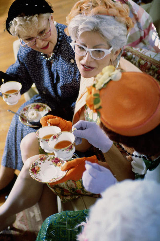 西方人,四个人,伙伴,朋友,坐,竖图,俯视,室内,白天,友谊,幸福,茶,杯子,餐具,欧洲,非洲,黑人,欧洲人,握,阴影,服装,装饰,反射,碟子,盘,眼镜,影子,红茶,茶叶,拿,拿着,扭头,注视,休闲装,娱乐,衣服,盘子,手套,水杯,碟,观察,看,转头,享受,休闲,温暖,温馨,休闲服,放松,乐趣,握着,服饰,观看,老花镜,保暖,华丽,点缀,察看,提神,舒适,御寒,关注,醒脑,衬托,美观,雅致,雅观,远视眼镜,友情,老年女性,年轻女性,女人,女性,白种人,非洲人,茶杯,坐着,半身,彩图,高角度拍摄,泡沫红茶