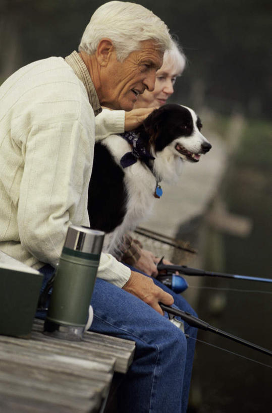 西方人,老年人,两个人,家庭,夫妻,码头,坐,竖图,室外,白天,侧面,爱情,港口,宠物,狗,杯子,钓鱼竿,金属制品,欧洲,欧洲人,握,服装,朦胧,模糊,金属,浪漫,拿,拿着,注视,休闲装,一只,衣服,动物,观察,看,休闲,温暖,温馨,一家人,休闲服,恩爱,可爱,握着,恋人,服饰,观看,渔具,和睦,察看,伯恩山犬,关注,保温杯,保温,忠诚,伯尔尼兹山地犬,伯尼尔森嫩猎犬,伯尼塞牧牛犬,老年男性,老年女性,男人,男性,女人,女性,白种人,夫妇,情侣,钓竿,鱼竿,犬,坐着,半身,彩图,钓鱼,摆渡口,埠头,渡口,渡头,港湾,海港,货运码头,口岸,商港,伴侣,融洽