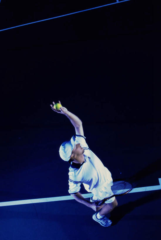 西方人,一个人,运动员,站,举,竖图,俯视,室外,白天,运动服,网球,帽子,欧洲,欧洲人,仅一个男性,仅一个人,服装,网球拍,球场,网球场,球拍,网球装备,注视,运动器械,场地,运动帽,仅一个年轻男性,衣服,观察,看,托,站着,健身器械,鸭舌帽,服饰,观看,察看,衣着,穿着,关注,健身器材,衣饰,网球运动,男人,男性,年轻男性,白种人,体育运动员,运动选手,举起,举手,举着,向上举,向上伸,向上托,站立,彩图,高角度拍摄,全身,网球场地,硬地场,运动器材,运动装