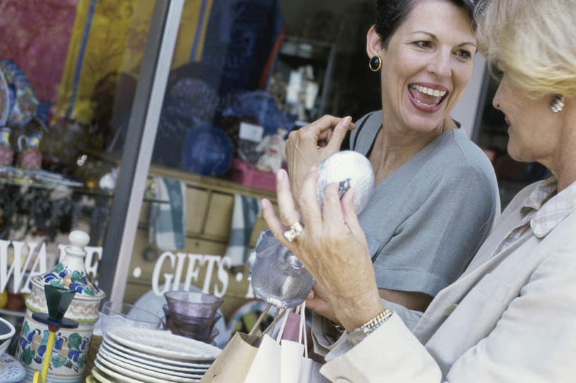 西方人,两个人,伙伴,朋友,商店,站,笑,微笑,露齿笑,横图,室外,白天,正面,爱情,购物,友谊,消费,窗户,落地窗,橱窗,餐具,袋子,欧洲,欧洲人,握,服装,包装袋,碟子,盘,手提袋,购物袋,浪漫,拿,拿着,扭头,注视,休闲装,商铺,玻璃窗,装饰品,衣服,盘子,戒指,饰品,首饰,碟,观察,看,站着,转头,休闲,休闲服,恩爱,握着,金融,服饰,观看,信物,察看,权利,购买,关注,贸易,玻璃橱窗,手饰,市肆,商号,友情,女人,女性,中年女性,白种人,站立,半身,彩图,店铺