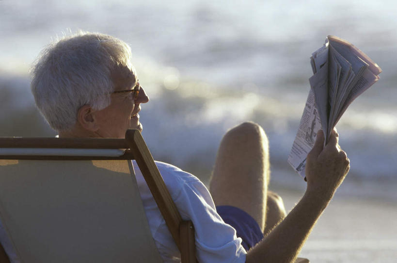 西方人,一个人,坐,横图,室外,白天,阅读,海浪,海洋,沙滩,水,报纸,椅子,欧洲,欧洲人,仅一个男性,仅一个人,握,学习,飞溅,服装,朦胧,模糊,溅,沙子,眼镜,液体,躺椅,海岸,浪花,水滴,沙地,拿,拿着,扭头,注视,休闲装,水珠,背面,衣服,海水,观察,看,转头,仅一个老年男性,休闲,休闲服,浏览,握着,服饰,观看,老花镜,沙滩椅,察看,关注,喷洒,海景,远视眼镜,老年男性,男人,男性,白种人,大海,风浪,海,海水的波动,海滩,近岸浪,涌浪,坐着,半身,彩图