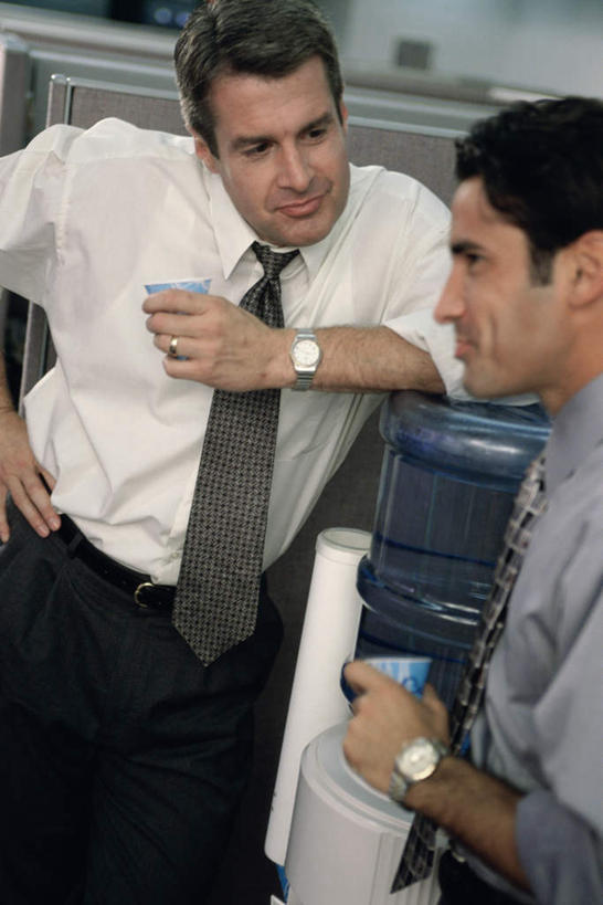 西方人,两个人,同事,商务人士,商务男性,办公室,站,笑,说,微笑,露齿笑,竖图,室内,白天,正面,衬衫,讨论,成功,合作,团队,集体,信心,水,家具,桌子,杯子,欧洲,欧洲人,握,套装,朦胧,模糊,时间,电器,时钟,手表,桶,液体,塑料,办公桌,领带,拿,计时,拿着,注视,饮用水,手叉腰,队伍,容器,塑料制品,纸制品,钟表,纯净水,矿泉水,叉腰,观察,看,站着,表,握着,观看,储藏,纸杯,塑料桶,腕表,察看,领导,家电,家用电器,象征,庄重,饮水机,成就,储存,关注,一次性杯子,桶装水,商务装,身份,合伙,领袖,工薪阶层,蒸馏水,办公家具,正式,地位,交流,男人,男性,中年男性,白种人,白领,上班族,钟,沟通,讲话,交谈,商讨,说话,谈话,站立,半身,彩图,衬衣,贮存