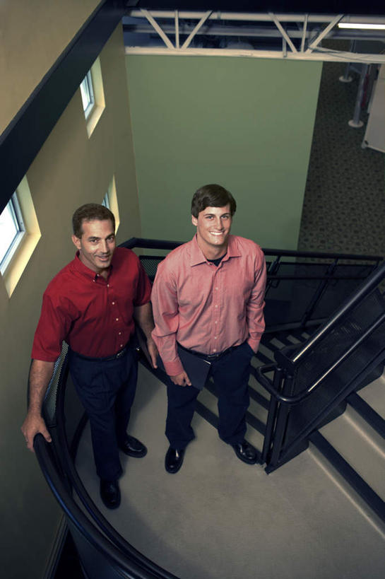 西方人,两个人,同事,商务人士,商务男性,栏杆,站,笑,微笑,露齿笑,竖图,俯视,室内,白天,衬衫,成功,合作,团队,集体,信心,窗户,楼梯,欧洲,欧洲人,握,套装,包,扶手,公文包,阶梯,墙,拿,拿着,注视,队伍,护栏,玻璃窗,墙壁,墙面,台阶,观察,看,站着,握着,公事包,观看,察看,领导,成就,关注,商务装,合伙,领袖,工薪阶层,蓝宝石,男人,男性,年轻男性,中年男性,白种人,白领,上班族,抬头,仰头,站立,彩图,高角度拍摄,全身,衬衣