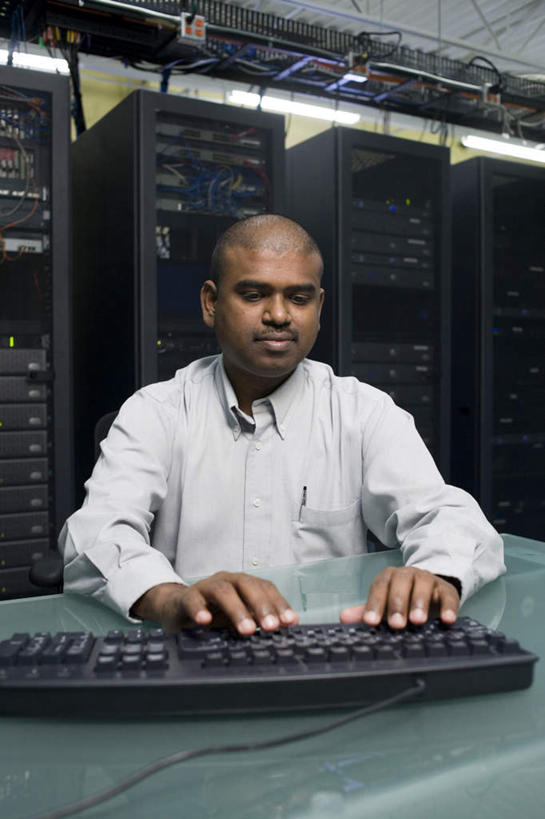 西方人,一个人,商务人士,商务男性,办公室,坐,竖图,室内,白天,正面,衬衫,电脑,键盘,家具,桌子,欧洲,欧洲人,仅一个男性,仅一个人,仅一个中年男性,敲打,套装,朦胧,模糊,网络,办公桌,注视,输入,输入设备,通讯设备,开关,按钮,打字,观察,看,台式电脑,观看,点击,光驱,主机,敲击,察看,机箱,机房,关注,通信设备,商务装,工薪阶层,光盘驱动器,办公家具,按键,男人,男性,中年男性,白种人,白领,上班族,坐着,半身,彩图,衬衣