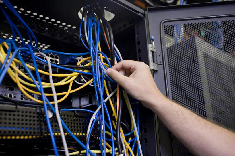 西方人,手,一个人,商务人士,商务男性,横图,室内,特写,白天,正面,衬衫,通讯,电脑,数据,欧洲,欧洲人,仅一个男性,仅一个人,仅一个中年男性,握,套装,环绕,围绕,传输,网络,凌乱,拿,环抱,拿着,输入设备,通讯设备,开关,按钮,手部,台式电脑,握着,单手,光驱,网线,主机,混乱,机箱,机房,通信设备,水晶头,商务装,工薪阶层,光盘驱动器,线缆,萦绕,纷乱,缭乱,庞杂,男人,男性,中年男性,白种人,白领,上班族,半身,彩图,衬衣