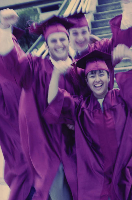 东方人,西方人,三个人,伙伴,朋友,学生,学校,教学楼,栏杆,跳,举,闭眼,笑,微笑,露齿笑,竖图,室外,白天,正面,友谊,楼梯,欧洲,欧洲人,亚洲,握,朦胧,模糊,扶手,阶梯,半空,注视,黄种人,校园,护栏,台阶,紫色,观察,看,托,握拳,教室,同学,握着,流苏,观看,察看,学士帽,校友,毕业,关注,学士服,同窗,学友,垂布,学士袍,友情,男人,男性,年轻男性,年轻女性,女人,女性,白种人,亚洲人,闭眼睛,闭着眼,闭着眼睛,举起,举手,举着,跳跃,向上举,向上伸,向上托,半身,彩图,教学大楼