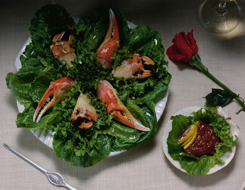 海鲜,蟹,无人,横图,俯视,室内,特写,白天,爱情,幸福,纯洁,热情,桌面,桌子,玫瑰,杯子,餐具,阴影,盛开,反射,木制,螃蟹,碟子,高脚杯,盘,影子,生菜,莴苣,玫瑰花,红酒杯,浪漫,花蕾,水产,海洋生物,玻璃制品,花,花瓣,花朵,鲜花,盘子,酒杯,木制品,碟,花苞,花蕊,温暖,温馨,恩爱,和睦,葡萄酒杯,水生动物,海产品,毛蟹,感动,水生物,大闸蟹,海底动物,河蟹,尊敬,春菜,鹅仔菜,莴仔菜,千金菜,叶用莴苣,中华绒螯蟹,天真,刺玫花,徘徊花,玻璃杯,彩图,高角度拍摄,融洽