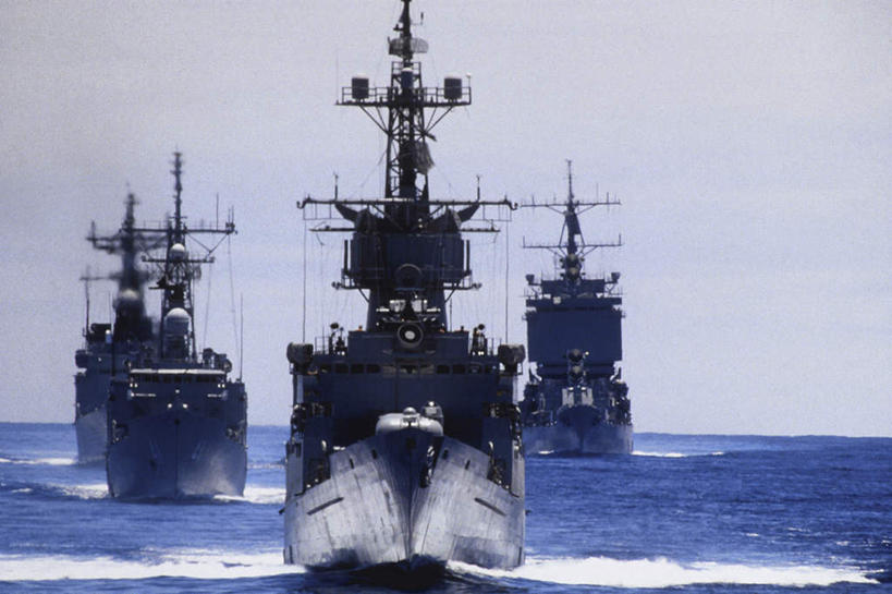 无人,横图,室外,白天,正面,海浪,海洋,船,阴影,波纹,飞溅,溅,光线,液体,影子,浪花,水滴,云,云朵,云彩,水珠,蓝色,白云,蓝天,水纹,天空,阳光,海水,船尾波,波浪,天,驾驶,行驶,军舰,晴朗,操纵,控制,喷洒,三艘,海景,战舰,操控,战列舰,军用战舰,战船,把持,大海,风浪,海,海水的波动,近岸浪,涌浪,晴空,彩图