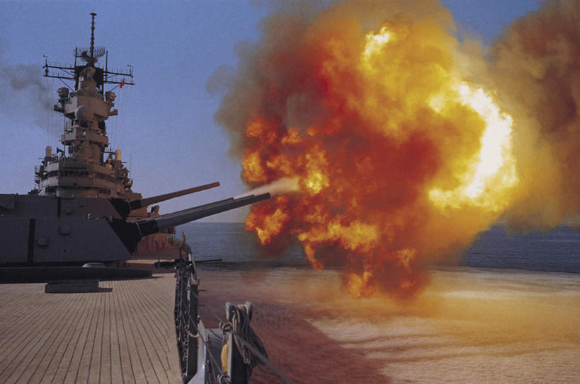 无人,横图,室外,白天,正面,热情,竞争,船,火,美国,一艘,对抗,阴影,冲突,光线,火焰,影子,烟雾,燃烧,破坏,蓝色,蓝天,天空,阳光,天,武器,战争,军舰,晴朗,损坏,北美,北美洲,攻击,威胁,对立,矛盾,兵器,美洲,海军,防御,战舰,战列舰,美军,军用战舰,战船,威斯康星号,威斯康星号战舰,万里无云,敌对,挫败,斗争,抗拒,抗衡,北亚美利加洲,亚美利加洲,杀伤,威慑,威斯康星号战列舰,危险,晴空,晴空万里,彩图