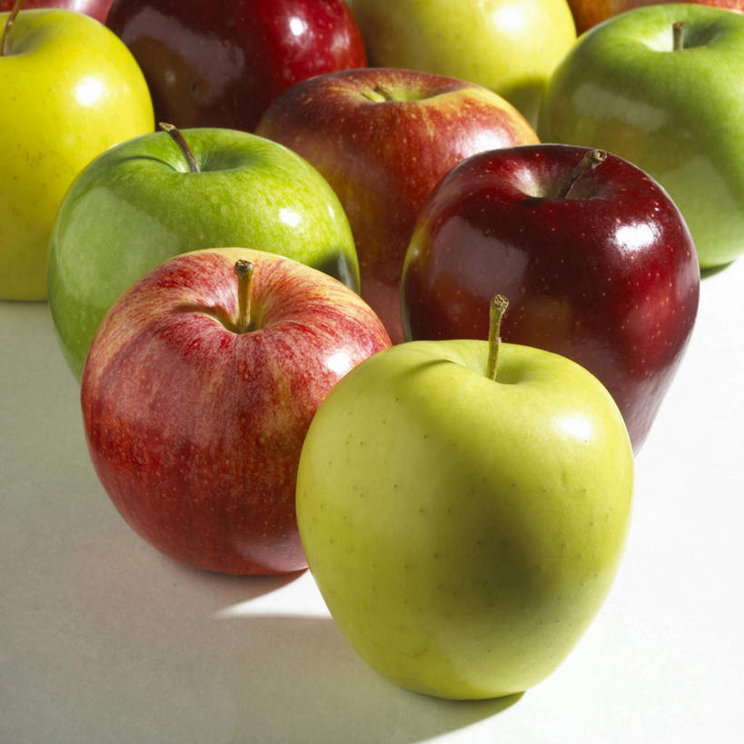 无人,方图,俯视,室内,特写,白天,白色背景,餐桌,桌子,苹果,水果,一排,许多,阴影,新鲜,整齐,反射,影子,生食,食品,果实,蛇果,食物,排列,青苹果,摄影,有机食品,绿色食品,影棚,餐台,队列,布瑞本苹果,黄香蕉,黄元帅,金冠苹果,金帅,红元帅,嘎啦,嘎啦果,嘎啦苹果,彩图,高角度拍摄,影棚拍摄,拍摄