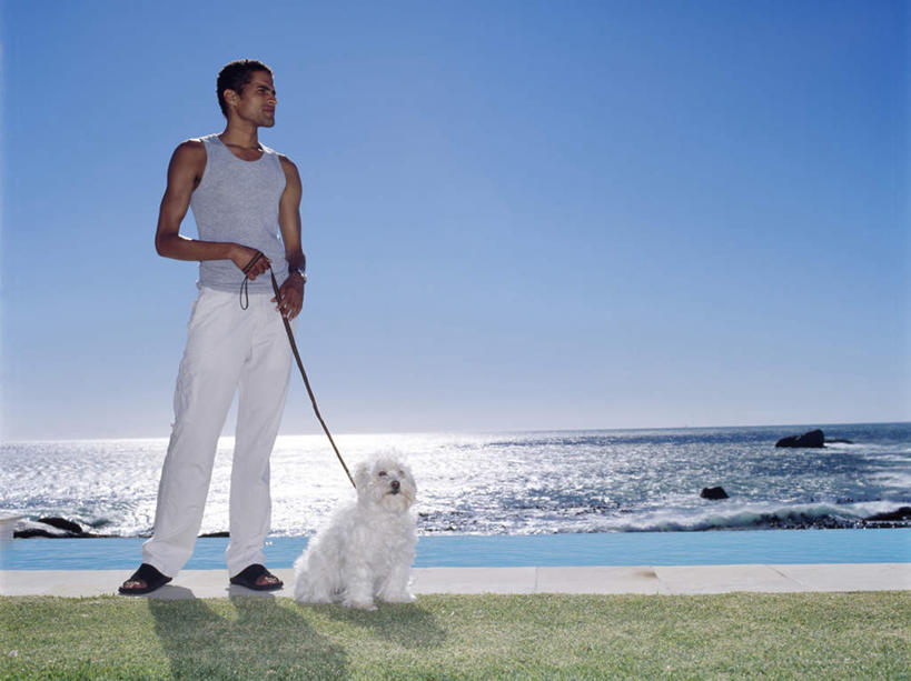 西方人,一个人,游泳池,站,横图,室外,白天,正面,旅游,度假,草地,草坪,海浪,海洋,美景,水,植物,宠物,狗,欧洲,欧洲人,仅一个男性,仅一个人,握,阴影,服装,光线,影子,景观,浪花,水池,水面,水平线,辽阔,海平线,注视,休闲装,娱乐,泳池,草,仅一个年轻男性,一只,衣服,蓝色,绿色,白色,蓝天,天空,阳光,自然,海水,动物,绳子,天,观察,看,站着,享受,休闲,广阔,休闲服,景色,放松,可爱,握着,服饰,晴朗,观看,比熊,一望无际,绳索,察看,关注,自然风光,海景,忠诚,万里无云,无边无际,一马平川,特内里费狗,特内里费犬,男人,男性,年轻男性,白种人,大海,风浪,海,海水的波动,近岸浪,涌浪,晴空,晴空万里,犬,站立,彩图,全身,水天相接,水天一线,比熊犬