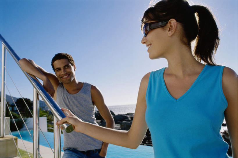 西方人,两个人,栏杆,站,笑,微笑,露齿笑,横图,室外,白天,正面,爱情,旅游,度假,海浪,海洋,美景,植物,楼梯,鸟,欧洲,欧洲人,一副,握,阴影,服装,光线,鸟类,扶手,墨镜,眼镜,影子,阶梯,景观,浪花,浪漫,注视,休闲装,娱乐,护栏,台阶,树,树木,衣服,蓝色,绿色,蓝天,天空,阳光,自然,海水,太阳镜,太阳眼镜,天,观察,看,站着,享受,休闲,温暖,温馨,休闲服,遮阳镜,景色,恩爱,放松,搭,握着,恋人,服饰,生长,晴朗,成长,观看,和睦,察看,搭着,关注,自然风光,鸥,海景,银鸥,万里无云,黑背鸥,黄腿鸥,男人,男性,年轻男性,年轻女性,女人,女性,白种人,情侣,大海,风浪,海,海水的波动,近岸浪,涌浪,晴空,晴空万里,站立,半身,彩图,黄脚鸥,伴侣,融洽