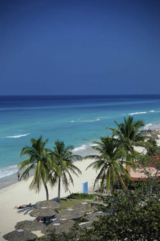 西方人,走,竖图,室外,白天,正面,旅游,度假,海浪,海洋,美景,沙滩,古巴,欧洲,欧洲人,行人,游客,游人,阴影,服装,光线,沙子,影子,海岸,景观,浪花,沙地,首都,许多人,休闲装,娱乐,路人,旅客,衣服,蓝色,蓝天,天空,阳光,自然,海水,天,一群人,享受,休闲,休闲服,景色,放松,服饰,晴朗,北美,北美洲,自然风光,美洲,海景,哈瓦那,万里无云,北亚美利加洲,亚美利加洲,古巴共和国,过客,男人,男性,年轻男性,年轻女性,女人,女性,白种人,大海,风浪,海,海水的波动,海滩,近岸浪,涌浪,晴空,晴空万里,步行,散步,走路,彩图,全身,巴拉德罗,巴拉德罗海滩