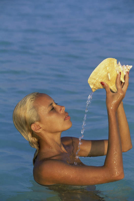 西方人,一个人,站,举,竖图,室外,白天,侧面,泳装,比基尼,海浪,海洋,美景,水,贝壳,金属制品,欧洲,马尔代夫,欧洲人,亚洲,仅一个年轻女性,仅一个女性,仅一个人,阴影,飞溅,溅,光线,金属,工具,液体,影子,景观,浪花,水滴,刀具,注视,水珠,阳光,自然,海水,刀,观察,看,托,站着,景色,观看,察看,关注,喷洒,自然风光,南亚,海景,马尔代夫共和国,削皮刀,年轻女性,女人,女性,白种人,贝类外壳,海螺壳,软体动物外壳,大海,风浪,海,海水的波动,近岸浪,涌浪,举起,举手,举着,抬头,向上举,向上伸,向上托,仰头,站立,半身,彩图,三点式,泳衣,去皮刀