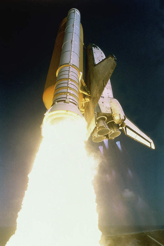 无人,竖图,室外,白天,仰视,探险,神秘,热情,航天,宇宙,科技,火,美国,一艘,科学,太空,火焰,烟雾,燃烧,自然,探索,运输,空军,发现,发射,天体,北美,北美洲,载具,美洲,航天飞机,亚特兰蒂斯号,天文学,外太空,北亚美利加洲,亚美利加洲,太空穿梭机,太空梭,载人航天器,亚特兰蒂斯号航天飞机,彩图,低角度拍摄