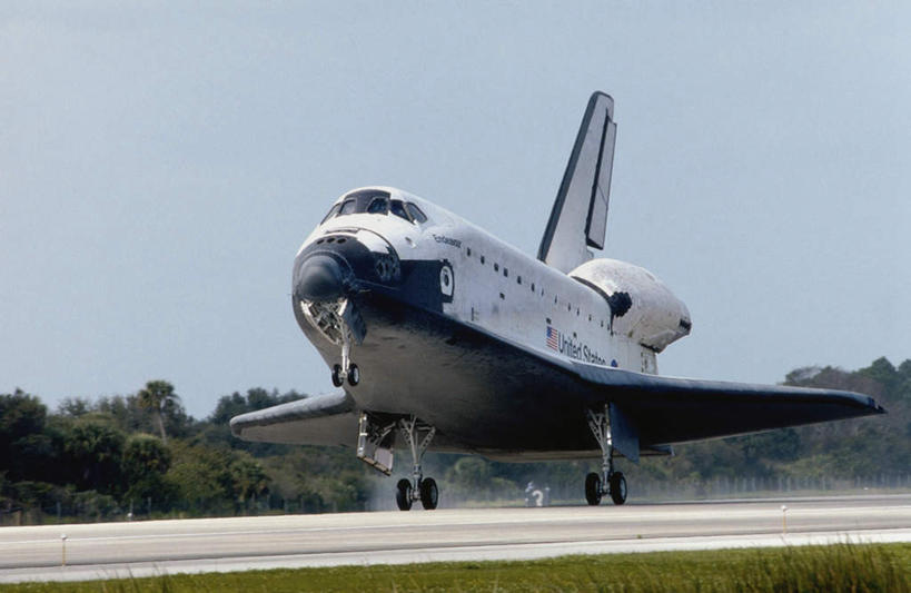 无人,机场,横图,室外,白天,正面,探险,神秘,航天,科技,草地,草坪,植物,飞机场,一艘,阴影,光线,科学,影子,航空,草,树,树木,蓝色,绿色,蓝天,天空,阳光,自然,停机坪,天,探索,运输,生长,晴朗,成长,发现,天体,载具,航天飞机,奋进号航天飞机,天文学,万里无云,太空穿梭机,太空梭,载人航天器,晴空,晴空万里,彩图