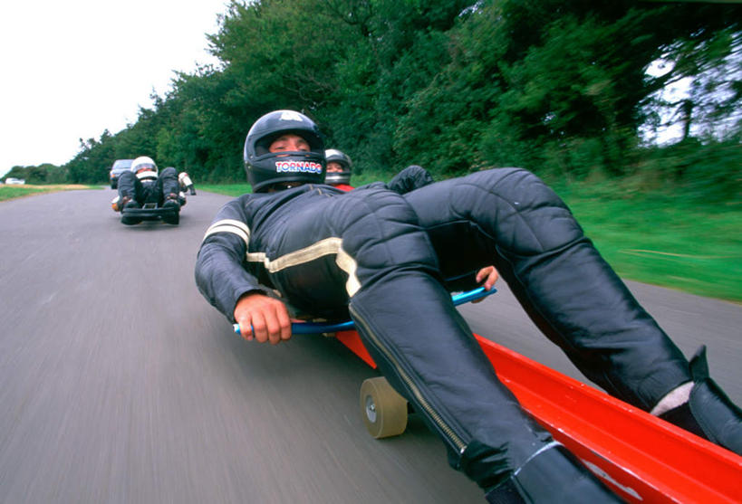 西方人,三个人,伙伴,朋友,躺,横图,室外,白天,正面,运动服,锻炼,旅游,度假,友谊,运动,合作,团队,草地,草坪,植物,道路,路,公路,帽子,欧洲,欧洲人,一辆,握,阴影,服装,朦胧,模糊,光线,头盔,影子,交通,注视,娱乐,运动器械,草,树,树木,衣服,蓝色,绿色,蓝天,天空,阳光,自然,安全帽,天,观察,看,享受,休闲,健身器械,放松,战略,握着,服饰,生长,晴朗,成长,观看,雪橇,察看,衣着,穿着,关注,室外运动,健身器材,雪橇车,户外运动,万里无云,联合,合谋,一顶,衣饰,卧着,配合,协作,男人,男性,中年男性,白种人,晴空,晴空万里,马路,躺着,卧,半身,彩图,健身,短雪橇,平底雪橇,无舵雪橇,运动雪橇,运动器材,运动装