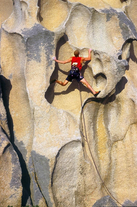 西方人,一个人,举,攀登,竖图,室外,白天,运动服,锻炼,旅游,度假,探险,安全,运动,攀岩,石头,欧洲,欧洲人,仅一个男性,仅一个人,握,阴影,服装,光线,石子,影子,墙,岩壁,带子,防护,娱乐,极限运动,墙壁,墙面,仅一个年轻男性,背面,衣服,阳光,安全带,绳子,托,享受,休闲,爬,放松,握着,服饰,保护,绳索,衣着,穿着,室外运动,保险,户外运动,安全绳,保全,周全,安稳,安定,衣饰,攀岩墙,冒险,平安,体育,男人,男性,年轻男性,白种人,石块,岩石,登山,举起,举手,举着,攀爬,向上举,向上伸,向上托,彩图,全身,健身,运动装