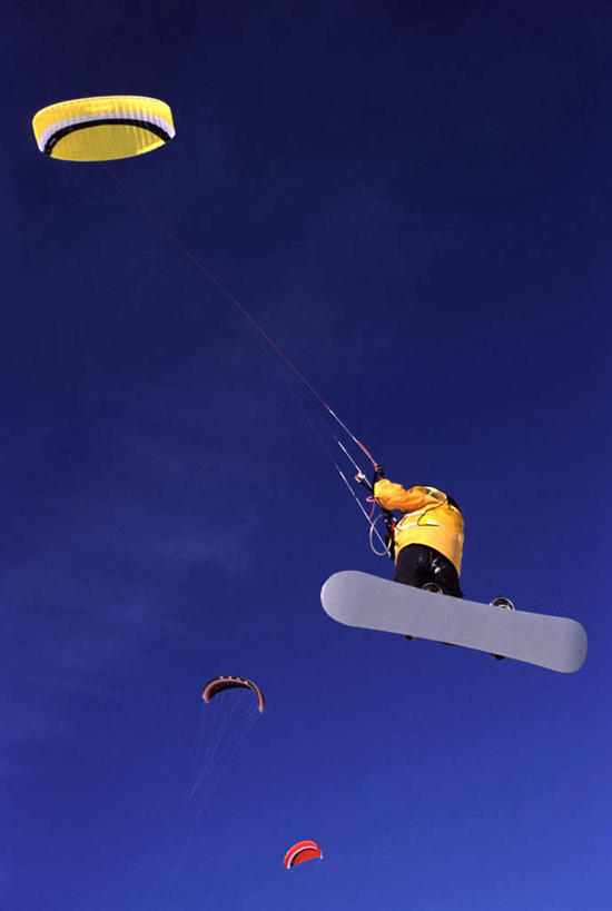 西方人,一个人,举,竖图,室外,白天,仰视,运动服,锻炼,旅游,度假,运动,欧洲,欧洲人,仅一个男性,仅一个人,阴影,服装,光线,影子,云,云朵,云彩,娱乐,极限运动,仅一个年轻男性,衣服,蓝色,白云,蓝天,天空,阳光,天,托,享受,休闲,放松,服饰,晴朗,衣着,穿着,室外运动,户外运动,冲浪风筝,衣饰,风筝冲浪,男人,男性,年轻男性,白种人,晴空,举起,举手,举着,向上举,向上伸,向上托,彩图,低角度拍摄,全身,健身,运动装