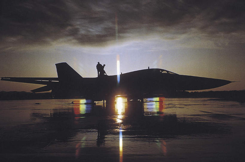 西方人,一个人,站,横图,室外,白天,侧面,制服,日落,飞机,欧洲,美国,欧洲人,仅一个男性,仅一个人,仅一个中年男性,停靠,阴影,光线,影子,晚霞,霞光,落日,背光,衣服,阳光,黄昏,站着,彩霞,空军,一架,军人,战斗机,北美,军装,北美洲,停泊,美洲,军服,逆光,轰炸机,美军,通用公司,军用战斗机,土豚战斗轰炸机,F-111土豚战斗轰炸机,北亚美利加洲,亚美利加洲,夕照,男人,男性,中年男性,白种人,夕阳,站立,彩图,全身,斜阳