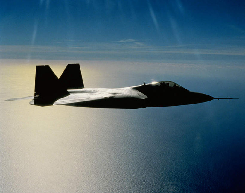 西方人,两个人,伙伴,朋友,飞行员,坐,横图,室外,白天,侧面,友谊,合作,团队,海浪,海洋,飞机,欧洲,美国,欧洲人,阴影,服装,光线,影子,浪花,云,云朵,云彩,衣服,蓝色,白云,蓝天,天空,阳光,海水,天,驾驶,行驶,战略,服饰,空军,一架,晴朗,操纵,控制,战斗机,北美,北美洲,衣着,穿着,美洲,海景,操控,军用机,美军,军用战斗机,猛禽战斗机,隐形战斗机,F-22猛禽战斗机,F-22战斗机,北亚美利加洲,亚美利加洲,联合,合谋,把持,衣饰,配合,协作,男人,男性,中年男性,白种人,飞行人员,大海,风浪,海,海水的波动,近岸浪,涌浪,晴空,坐着,彩图,全身