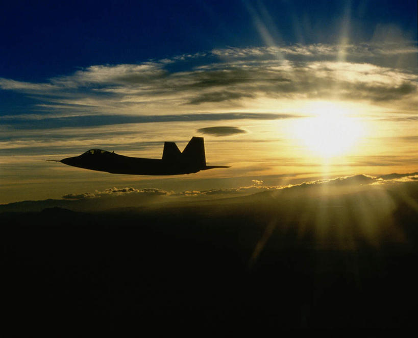无人,横图,室外,白天,正面,日落,飞机,美国,飞翔,飞行,晚霞,霞光,落日,背光,翱翔,飞,黄昏,彩霞,空军,一架,战斗机,北美,北美洲,美洲,逆光,军用机,美军,军用战斗机,猛禽战斗机,隐形战斗机,F-22猛禽战斗机,F-22战斗机,北亚美利加洲,亚美利加洲,夕照,夕阳,彩图,斜阳
