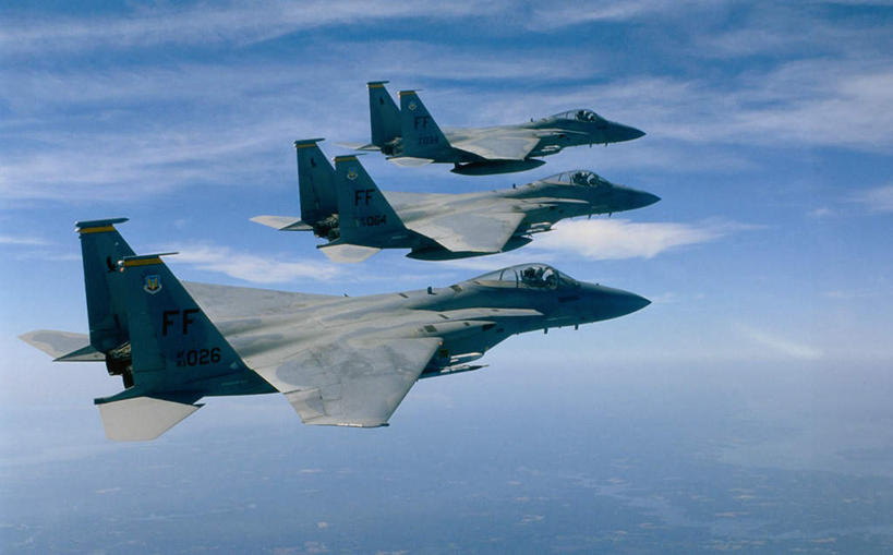 无人,横图,室外,白天,正面,飞机,美国,一排,飞翔,阴影,整齐,飞行,光线,影子,云,云朵,翱翔,云彩,飞,排列,蓝色,白云,蓝天,天空,阳光,天,空军,晴朗,战斗机,北美,北美洲,队列,美洲,军用机,美军,军用战斗机,麦克唐纳.道格拉斯,鹰式战斗机,三架,F-15鹰式战斗机,北亚美利加洲,亚美利加洲,晴空,彩图