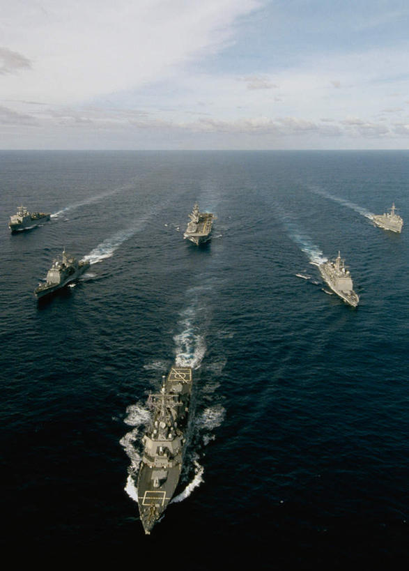 无人,竖图,俯视,室外,白天,合作,海浪,海洋,船,一排,许多,阴影,波纹,飞溅,整齐,溅,光线,液体,影子,浪花,水滴,水平线,云,云朵,辽阔,海平线,很多,云彩,水珠,排列,蓝色,白云,蓝天,水纹,天空,阳光,海水,船尾波,波浪,天,广阔,军舰,晴朗,一望无际,队列,喷洒,海景,战舰,军用战舰,战船,无边无际,一马平川,互助,协作,大海,风浪,海,海水的波动,近岸浪,涌浪,晴空,彩图,高角度拍摄,水天相接,水天一线