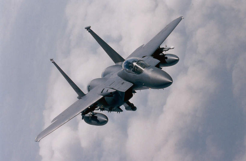 无人,横图,俯视,室外,白天,飞机,美国,飞翔,阴影,飞行,光线,影子,云,云朵,翱翔,云彩,航空,飞,蓝色,白云,蓝天,天空,阳光,交通工具,天,战争,空军,一架,晴朗,战斗机,北美,北美洲,载具,美洲,轰炸机,军用机,美军,军用战斗机,鹰式战斗机,北亚美利加洲,亚美利加洲,晴空,彩图,高角度拍摄,F-15E打击鹰式战斗轰炸机,F-15E攻击鹰式战斗轰炸机