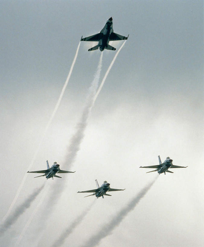 无人,竖图,室外,白天,仰视,飞机,美国,飞翔,阴影,飞行,光线,影子,烟雾,翱翔,航空,飞,蓝色,蓝天,天空,阳光,交通工具,天,战争,空军,晴朗,污染,废气,战斗机,北美,北美洲,载具,美洲,轰炸机,军用机,飞机尾迹,美军,军用战斗机,攻击机,四架,尾迹云,机尾云,飞机拉烟,云带,尾迹,万里无云,北亚美利加洲,亚美利加洲,机尾迹,飞机尾气,晴空,晴空万里,彩图,低角度拍摄