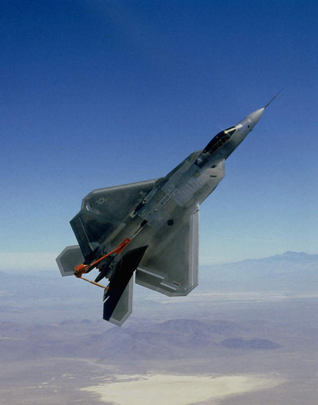 无人,竖图,室外,白天,正面,石头,山,山脉,飞机,美国,飞翔,阴影,飞行,光线,石子,影子,山峰,山峦,翱翔,飞,蓝色,蓝天,天空,阳光,群山,天,空军,一架,晴朗,战斗机,北美,北美洲,美洲,军用机,美军,军用战斗机,猛禽战斗机,隐形战斗机,万里无云,F-22猛禽战斗机,F-22战斗机,北亚美利加洲,亚美利加洲,石块,岩石,晴空,晴空万里,彩图