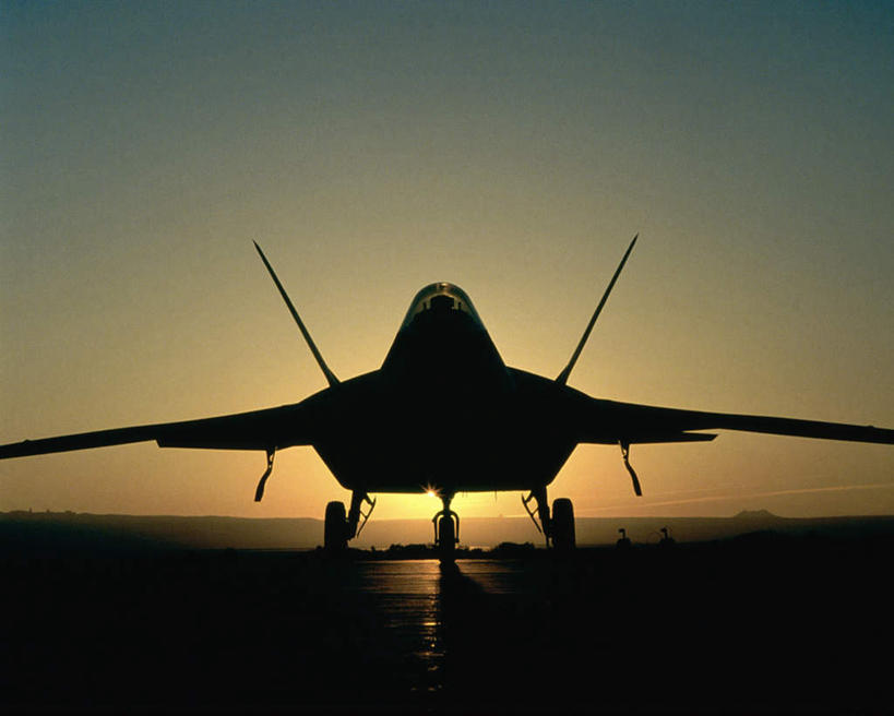 无人,横图,室外,白天,正面,日落,飞机,美国,停靠,晚霞,霞光,落日,背光,黄昏,彩霞,空军,一架,战斗机,北美,北美洲,停泊,美洲,逆光,军用机,美军,军用战斗机,猛禽战斗机,隐形战斗机,F-22猛禽战斗机,F-22战斗机,北亚美利加洲,亚美利加洲,夕照,夕阳,彩图,斜阳