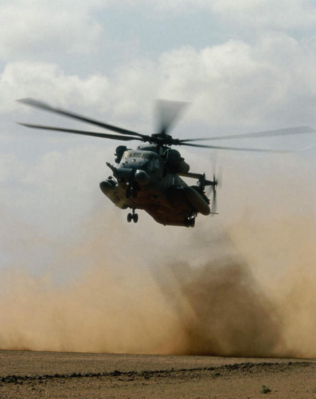 无人,竖图,室外,白天,正面,美国,飞翔,阴影,飞行,光线,影子,云,云朵,翱翔,云彩,飞,蓝色,白云,蓝天,天空,阳光,天,运输,空军,一架,晴朗,直升机,北美,北美洲,美洲,军用机,运输机,美军,军用战斗机,运输直升机,军用运输器,MH-53J铺路洼直升机,北亚美利加洲,亚美利加洲,晴空,彩图,MH-53J直升机