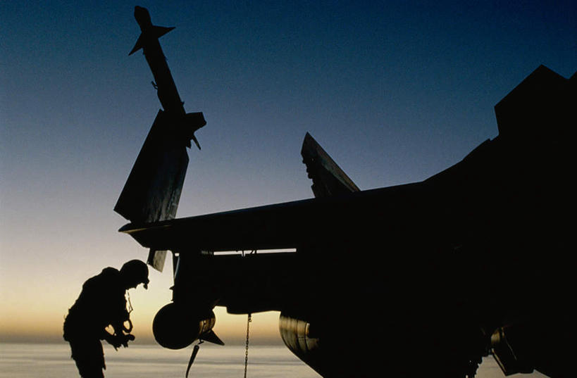 西方人,一个人,站,横图,室外,白天,侧面,制服,日落,飞机,船,帽子,欧洲,美国,欧洲人,仅一个男性,仅一个人,仅一个中年男性,停靠,弯腰,头盔,晚霞,霞光,落日,背光,衣服,黄昏,安全帽,站着,彩霞,军舰,空军,一架,军人,甲板,战斗机,北美,军装,北美洲,停泊,航母,美洲,军服,逆光,战舰,航空母舰,军用机,美军,飞行甲板,军用战斗机,军用战舰,战船,F/A-18战斗机,F/A-18战机,F-18C大黄蜂战斗机,F-18大黄蜂战斗机,F-18战斗机,F-18战机,KC-135加油机,北亚美利加洲,亚美利加洲,弯身,空母,载机巡洋舰,夕照,男人,男性,中年男性,白种人,夕阳,站立,半身,彩图,斜阳