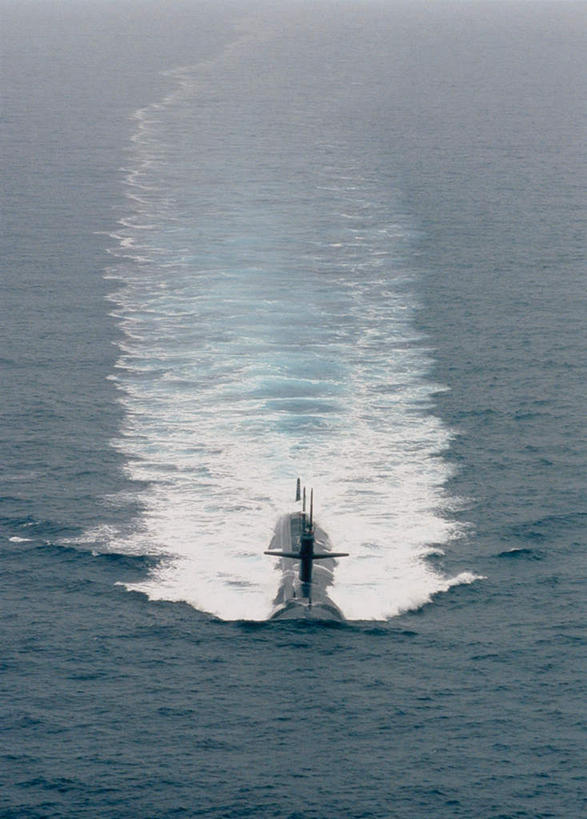 无人,竖图,俯视,室外,白天,海浪,海洋,一艘,阴影,波纹,飞溅,溅,光线,液体,影子,浪花,水滴,水珠,水纹,阳光,海水,船尾波,波浪,喷洒,海军,海景,潜艇,潜水艇,核动力潜艇,核潜艇,军用潜艇,军用舰,军用艇,大海,风浪,海,海水的波动,近岸浪,涌浪,彩图,高角度拍摄