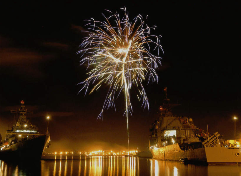 无人,横图,室外,夜晚,正面,度假,岛屿,海浪,海洋,美景,城市风光,城市,烟火,船,夏威夷,美国,停靠,景观,浪花,辉煌,娱乐,海水,焰火,享受,休闲,灿烂,景色,放松,军舰,璀璨,北美,北美洲,珍珠港,停泊,美洲,礼花,光辉,海景,战舰,军用战舰,战船,瓦胡岛,欧胡岛,欧湖岛,夏威夷州,爱洛哈之州,北亚美利加洲,亚美利加洲,花炮,礼花炮,绚烂,聚集之岛,光耀,烟花,大海,风浪,海,海水的波动,近岸浪,列岛,群岛,涌浪,诸岛,彩图