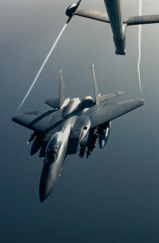 无人,竖图,俯视,室外,白天,飞机,美国,飞翔,阴影,飞行,光线,影子,烟雾,翱翔,飞,蓝色,蓝天,天空,阳光,天,空军,晴朗,污染,废气,战斗机,北美,北美洲,美洲,军用机,飞机尾迹,加油机,美军,军用战斗机,麦克唐纳.道格拉斯,鹰式战斗机,两架,尾迹云,机尾云,飞机拉烟,云带,尾迹,万里无云,F-15鹰式战斗机,KC-10加油机,KC-10空中加油机,北亚美利加洲,亚美利加洲,机尾迹,飞机尾气,晴空,晴空万里,彩图,高角度拍摄