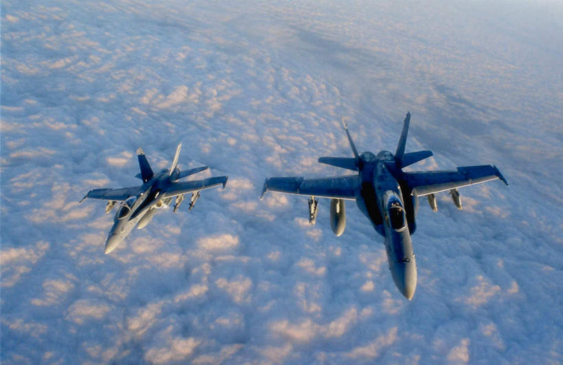 无人,横图,俯视,室外,白天,飞机,美国,飞翔,阴影,飞行,光线,影子,云,云朵,翱翔,云彩,飞,白云,阳光,空军,战斗机,北美,北美洲,美洲,军用机,美军,军用战斗机,两架,F/A-18战斗机,F/A-18战机,F-18C大黄蜂战斗机,F-18大黄蜂战斗机,F-18战斗机,F-18战机,KC-135加油机,北亚美利加洲,亚美利加洲,彩图,高角度拍摄