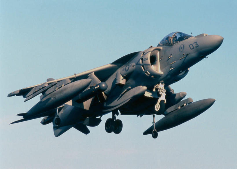 无人,横图,室外,白天,仰视,美国,飞翔,阴影,飞行,光线,影子,翱翔,飞,蓝色,蓝天,天空,阳光,天,空军,一架,晴朗,战斗机,北美,北美洲,美洲,军用机,鹞式战斗机,美军,麦道公司,军用战斗机,侦察机,万里无云,北亚美利加洲,亚美利加洲,AV-8B鹞式战斗机,晴空,晴空万里,彩图,低角度拍摄