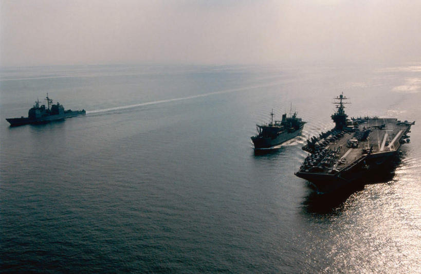 无人,横图,俯视,室外,白天,海浪,海洋,船,阴影,波纹,飞溅,溅,光线,液体,影子,浪花,水滴,水平线,辽阔,海平线,水珠,蓝色,蓝天,水纹,天空,阳光,海水,船尾波,波浪,天,驾驶,行驶,广阔,军舰,晴朗,一望无际,操纵,甲板,控制,喷洒,航母,三艘,海景,战舰,操控,航空母舰,飞行甲板,军用战舰,战船,万里无云,把持,空母,载机巡洋舰,无边无际,一马平川,大海,风浪,海,海水的波动,近岸浪,涌浪,晴空,晴空万里,彩图,高角度拍摄,水天相接,水天一线