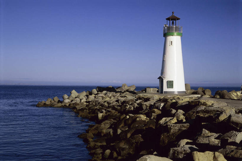 无人,横图,室外,白天,正面,仰视,旅游,度假,海浪,海洋,石头,美景,沙滩,道路,美国,信息,沙子,石子,海岸,景观,浪花,水平线,辽阔,灯塔,交通,海平线,沙地,方向,娱乐,蓝色,蓝天,天空,自然,海水,天,享受,休闲,广阔,景色,放松,晴朗,引导,指引,一望无际,北美,北美洲,加利福尼亚,自然风光,美洲,海景,加州,沉积岩,加利福尼亚州,万里无云,金州,黄金州,北亚美利加洲,亚美利加洲,航标,无边无际,一马平川,圣克鲁斯岛,水成岩,大海,风浪,海,海水的波动,海滩,近岸浪,石块,岩石,涌浪,晴空,晴空万里,彩图,低角度拍摄,水天相接,水天一线,导航