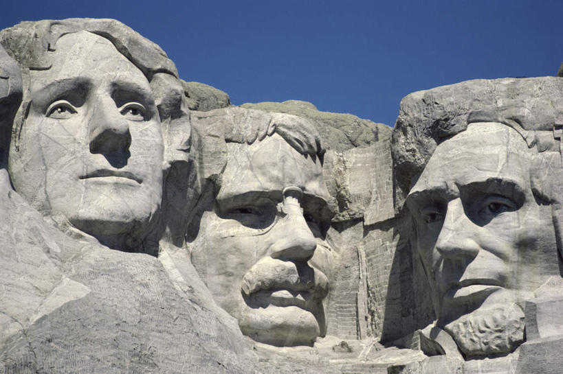 西方人,无人,三个人,公园,横图,室外,白天,仰视,民族服装,旅游,度假,名胜古迹,标志建筑,地标,建筑,雕塑,欧洲,华盛顿,美国,欧洲人,阴影,遗迹,艺术,装饰,光线,雕刻,雕像,影子,注视,古迹,文物,娱乐,建设,古建筑,石雕,蓝色,蓝天,天空,阳光,工艺品,天,观察,看,享受,休闲,旅游胜地,放松,晴朗,观看,纪念,美术,察看,亚伯拉罕.林肯,北美,北美洲,国家公园,总统山,总统,乔治.华盛顿,托马斯.杰弗逊,西奥多.罗斯福,关注,主题,肖像,美洲,林肯,陈列,古文明,南达科他州,杰斐逊,拉什莫尔山,罗斯福,拉什莫尔山国家纪念公园,万里无云,功能,美学,北亚美利加洲,亚美利加洲,南达科他,草狼之州,晴朗之州,托马斯.杰斐逊,美国总统山,罗斯摩尔山国家纪念公园,美国总统公园,美利坚合众国总统纪念公园,总统山国家公园,男人,男性,中年男性,白种人,晴空,晴空万里,半身,彩图,低角度拍摄,传统服装,民俗服