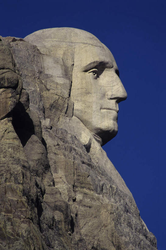 西方人,一个人,无人,公园,竖图,室外,白天,仰视,民族服装,旅游,度假,名胜古迹,标志建筑,地标,建筑,雕塑,欧洲,华盛顿,美国,欧洲人,仅一个男性,仅一个人,仅一个中年男性,阴影,遗迹,艺术,装饰,光线,雕刻,雕像,影子,注视,古迹,文物,娱乐,建设,古建筑,石雕,蓝色,蓝天,天空,阳光,工艺品,天,观察,看,享受,休闲,旅游胜地,放松,晴朗,观看,纪念,美术,察看,亚伯拉罕.林肯,北美,北美洲,国家公园,总统山,总统,乔治.华盛顿,托马斯.杰弗逊,西奥多.罗斯福,关注,主题,肖像,美洲,林肯,陈列,古文明,南达科他州,杰斐逊,拉什莫尔山,罗斯福,拉什莫尔山国家纪念公园,万里无云,功能,美学,北亚美利加洲,亚美利加洲,南达科他,草狼之州,晴朗之州,托马斯.杰斐逊,美国总统山,罗斯摩尔山国家纪念公园,美国总统公园,美利坚合众国总统纪念公园,总统山国家公园,男人,男性,中年男性,白种人,晴空,晴空万里,半身,彩图,低角度拍摄,传统服装,民俗服