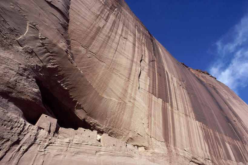 无人,横图,室外,白天,仰视,旅游,度假,石头,美景,沙漠,山,山脉,峡谷,美国,阴影,光线,纹路,石子,纹理,影子,景观,山峰,云,云朵,山谷,山峦,云彩,娱乐,蓝色,白云,蓝天,天空,阳光,自然,群山,天,享受,休闲,景色,放松,晴朗,亚利桑那,北美,北美洲,岩层,自然风光,美洲,亚利桑那州,纪念碑山谷,纪念碑谷,纪念碑山谷公园,纪念谷,大峡谷之州,肌理,北亚美利加洲,亚美利加洲,纪念碑谷纳瓦霍部落公园,大漠,砂漠,石块,岩石,晴空,彩图,低角度拍摄