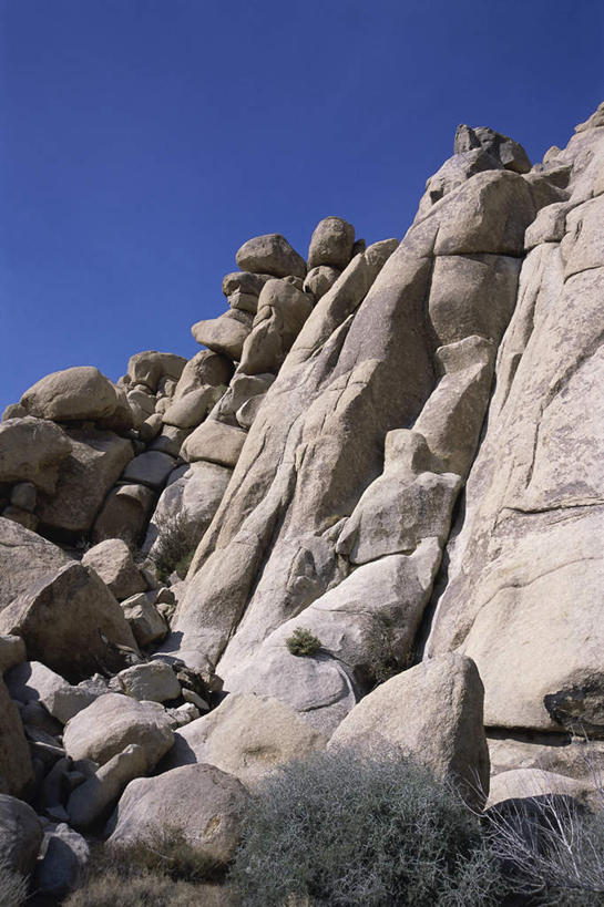 无人,公园,竖图,室外,白天,仰视,旅游,度假,石头,美景,山,山脉,美国,阴影,光线,纹路,石子,纹理,影子,景观,山峰,山峦,娱乐,蓝色,蓝天,天空,阳光,自然,群山,天,享受,休闲,景色,放松,晴朗,北美,北美洲,国家公园,加利福尼亚,自然风光,美洲,加州,加利福尼亚州,万里无云,金州,黄金州,肌理,北亚美利加洲,亚美利加洲,约书亚树国家公园,石块,岩石,晴空,晴空万里,彩图,低角度拍摄