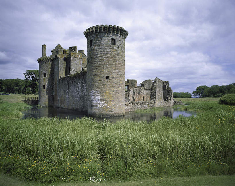 无人,横图,室外,白天,正面,旅游,度假,草地,草坪,名胜古迹,植物,标志建筑,地标,建筑,英国,欧洲,阴影,遗迹,光线,影子,堡垒,城堡,云,云朵,云彩,古迹,文物,娱乐,建设,古建筑,苏格兰,草,蓝色,绿色,白云,蓝天,天空,阳光,天,享受,休闲,旅游胜地,放松,晴朗,西欧,要塞,大不列颠,古文明,大不列颠及北爱尔兰联合王国,大不列颠联合王国,日不落英帝国,苏格兰王国,设防,丹弗里斯.加洛韦,邓弗里斯.加洛韦,晴空,彩图