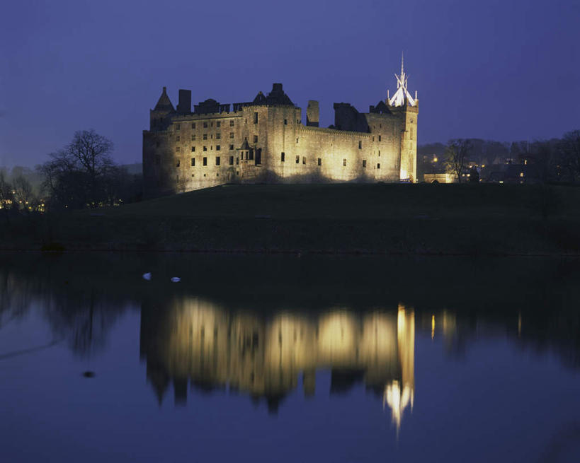 无人,横图,室外,夜晚,正面,旅游,度假,湖,湖泊,名胜古迹,树林,水,植物,标志建筑,地标,建筑,英国,欧洲,阴影,遗迹,光线,影子,堡垒,城堡,湖面,水流,水面,灯光,古迹,文物,娱乐,建设,古建筑,苏格兰,树,树木,蓝色,绿色,蓝天,天空,自然,湖水,天,享受,休闲,旅游胜地,放松,生长,成长,西欧,要塞,大不列颠,古文明,大不列颠及北爱尔兰联合王国,大不列颠联合王国,日不落英帝国,苏格兰王国,设防,西洛锡安,林利思哥宫,林利斯戈宫,彩图