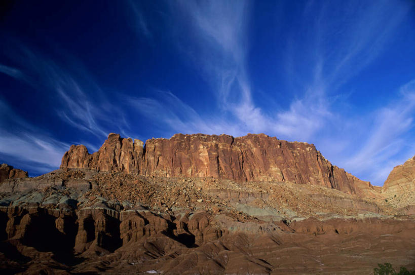无人,横图,室外,白天,仰视,旅游,度假,石头,美景,山,山脉,美国,阴影,光线,纹路,石子,纹理,影子,景观,山峰,云,云朵,山峦,云彩,娱乐,蓝色,白云,蓝天,天空,阳光,自然,群山,天,享受,休闲,景色,放松,晴朗,北美,北美洲,犹他州,自然风光,美洲,圆顶礁国家公园,肌理,北亚美利加洲,亚美利加洲,犹他,蜂窝之州,蜂房州,国会礁脉国家公园,国会礁国家公园,石块,岩石,晴空,彩图,低角度拍摄